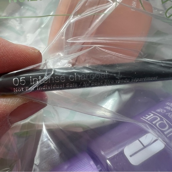 Clinique Gift Set (Makeup remover, Replenishing hydrator, Quickliner eyeliner) - Picture 6 of 7